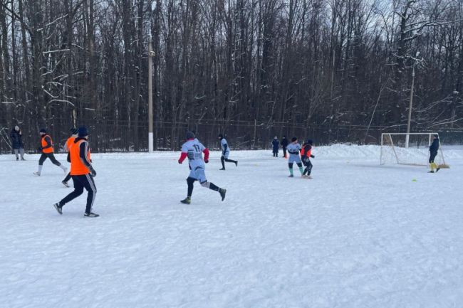 На стадионе «Химик» в Ефремове прошел зимний футбольный турнир «Снеговик»