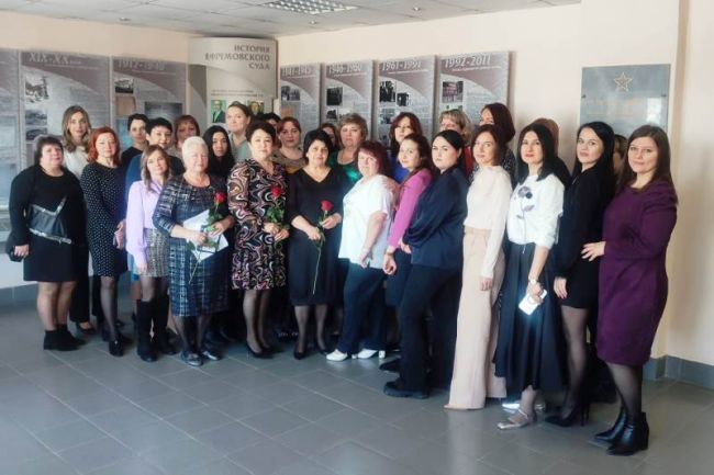 Сотрудники Ефремовского межрайонного суда поздравили женщин с Международным женским днем 8 Марта