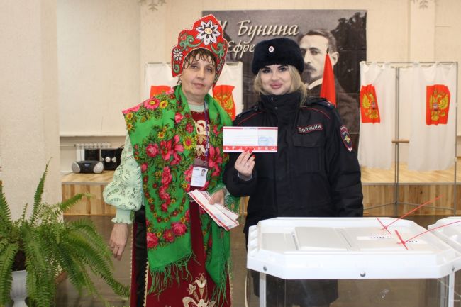 Молодой сотрудник МО МВД России «Ефремовский» впервые приняла участие в выборах