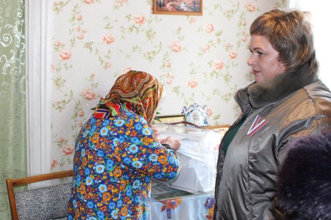 Пожилая учительница, «Отличник народного просвещения РФ» проголосовала на выборах президента