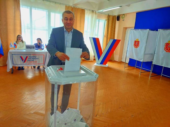 Глава администрации городского округа Ефремов Сергей Балтабаев принял участие в выборах Президента РФ