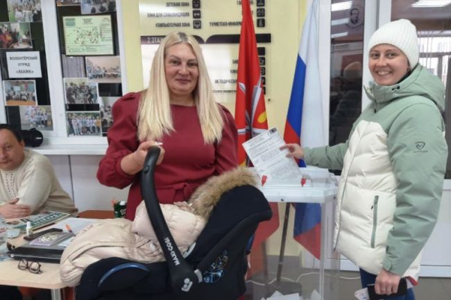 Молодая мама пришла на выборы Президента РФ с маленьким сыном