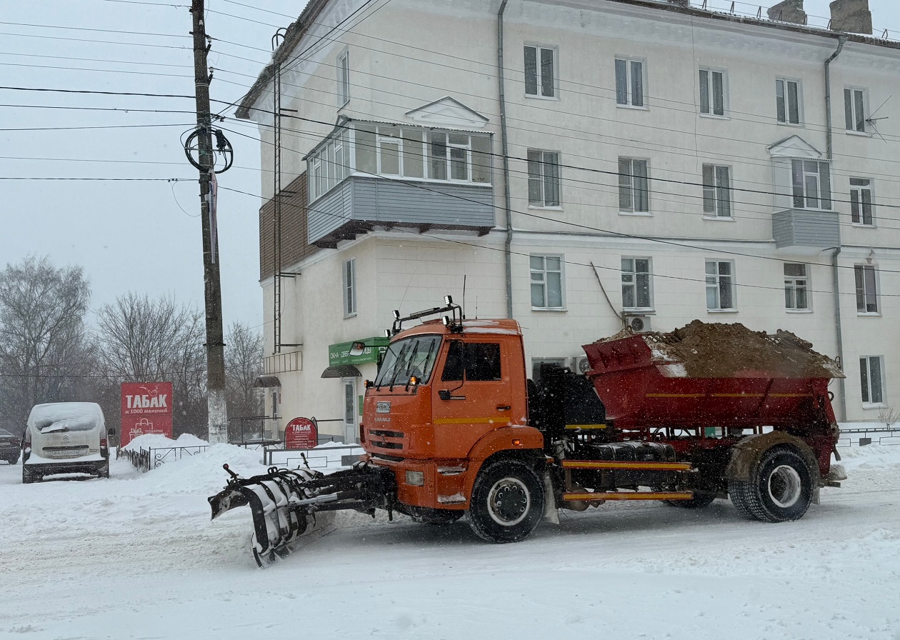 В Ефремове ведется расчистка дорог от снега