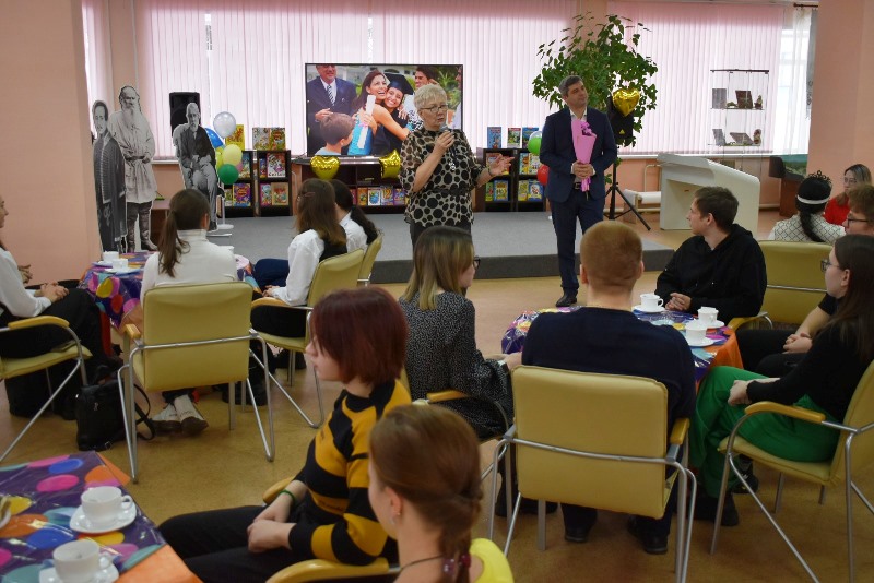 Члены городского Общественного совета в Ефремове поздравили студентов с праздником