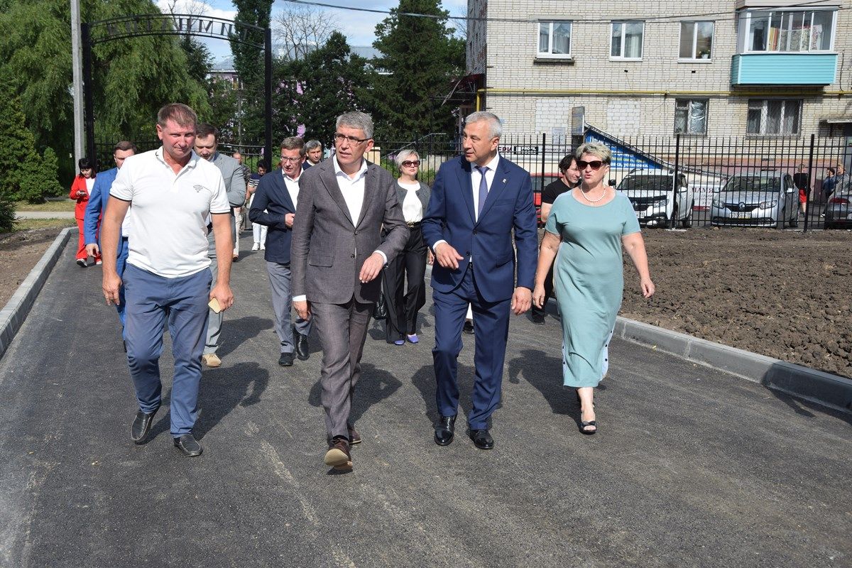 Во время визита в наш город врио губернатора Дмитрий Миляев осмотрел ход капитального ремонта начальной гимназии