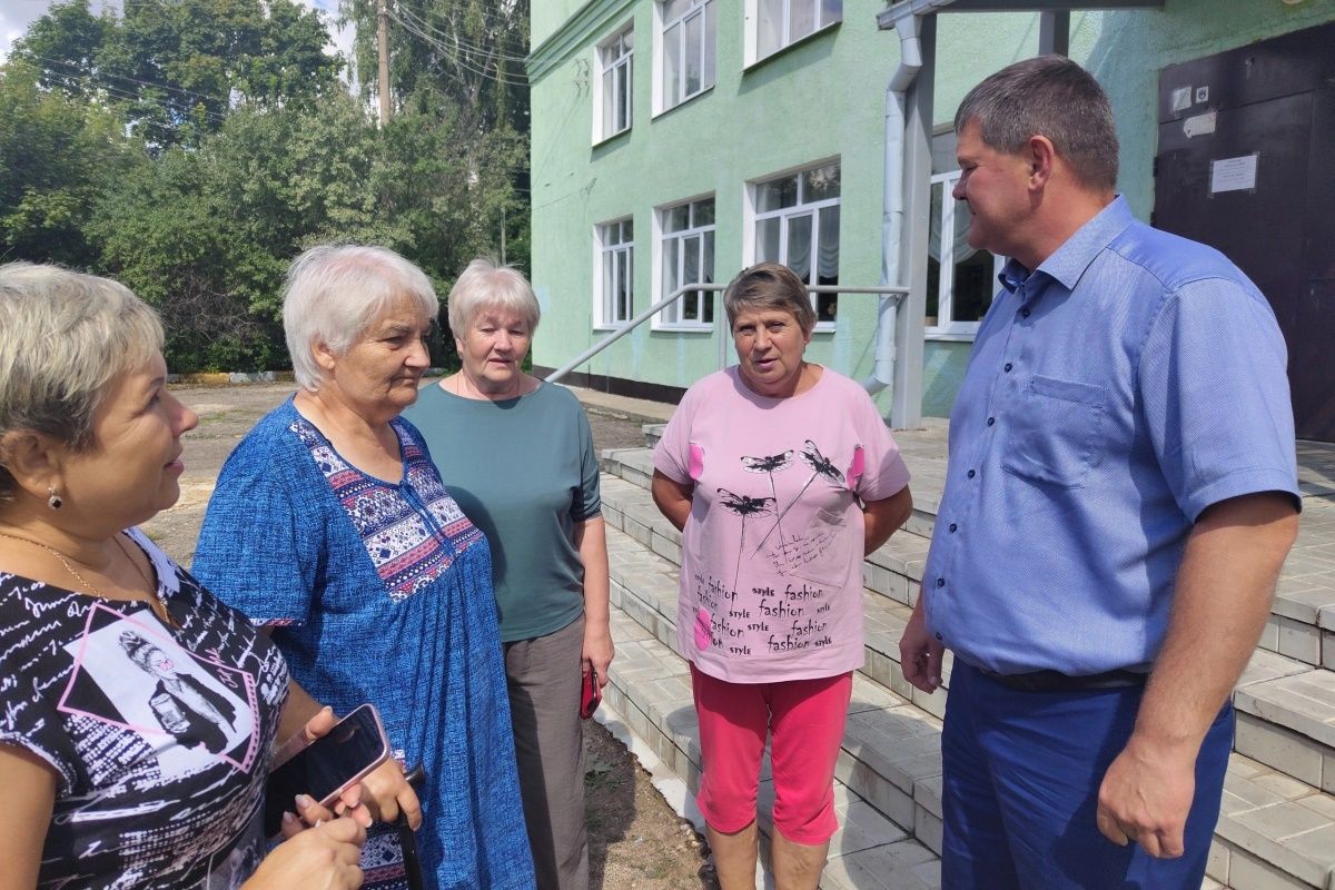 Сельские жители обсудили проблемы здравоохранения с главным врачом районной больницы