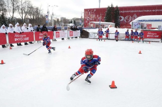 Юные тульские хоккеисты показали мастерство на льду катка ВДНХ