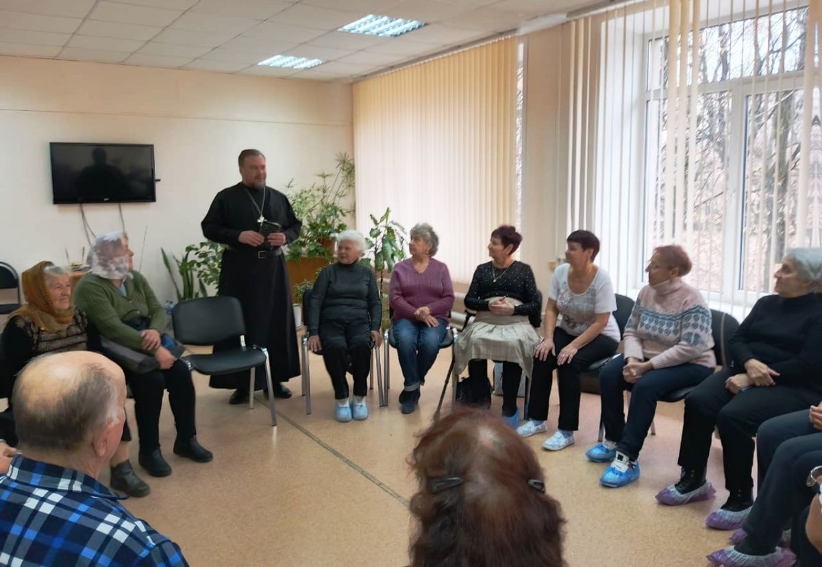 Ефремовские пенсионеры встретились с настоятелем храма Ефремовские пенсионеры встретились с настоятелем храма