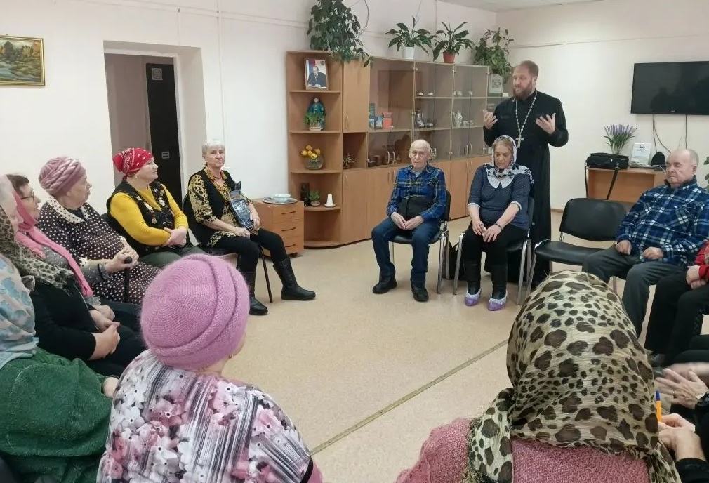 В Ефремове настоятель храма побеседовал с пенсионерами о Рождестве Христовом