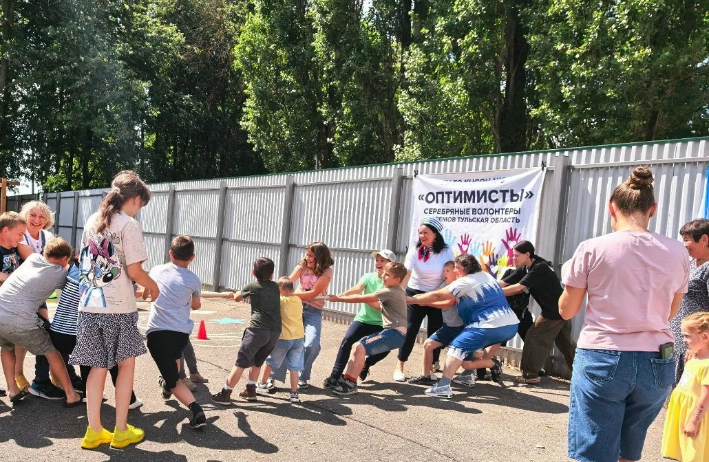 В Ефремове «серебряные» волонтеры провели для детей «Водные состязания»