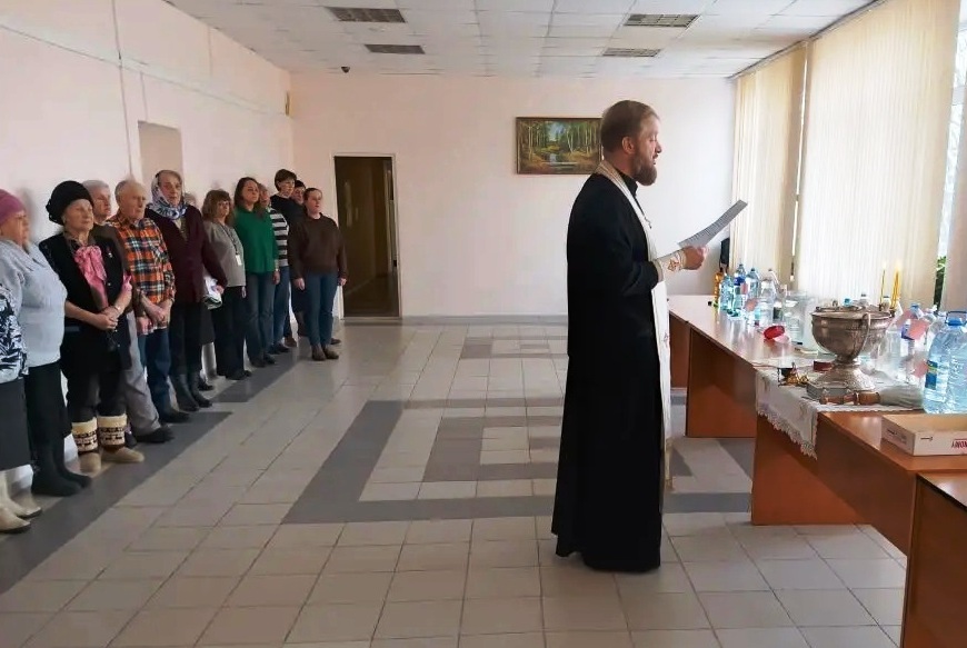 Священник освятил воду в ефремовском Центре общения старшего поколения