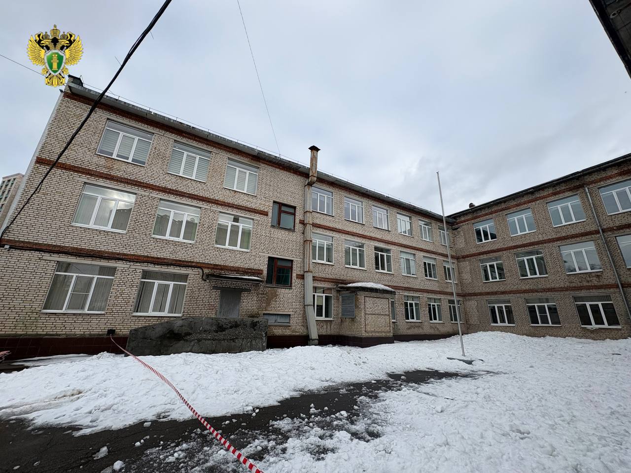 Прокуратура Тулы проверит школу из-за поврежденного снегом ограждения крыши Прокуратура Тулы проверит школу из-за поврежденного снегом ограждения крыши