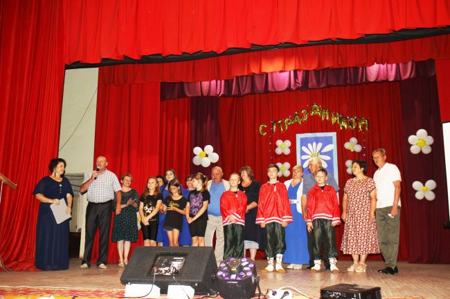 В Яблонево семьи-юбиляры поздравили праздничным концертом