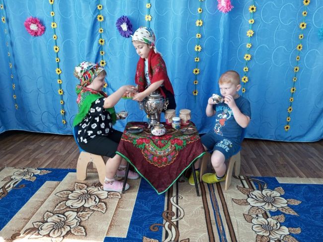 Дошкольники решили отметить День самовара в компании с именинником Дошкольники решили отметить День самовара в компании с именинником