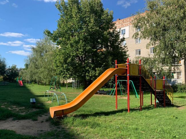 В Щекине на трех улицах расположены небезопасные детские площадки