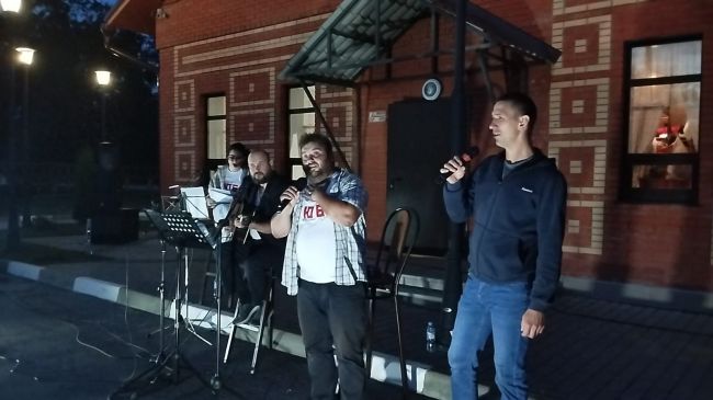 В ЦКР «Верховье Дона» прошел квартирник «Мы будем жить теперь по-новому», посвященный группе «ЛЮБЭ»