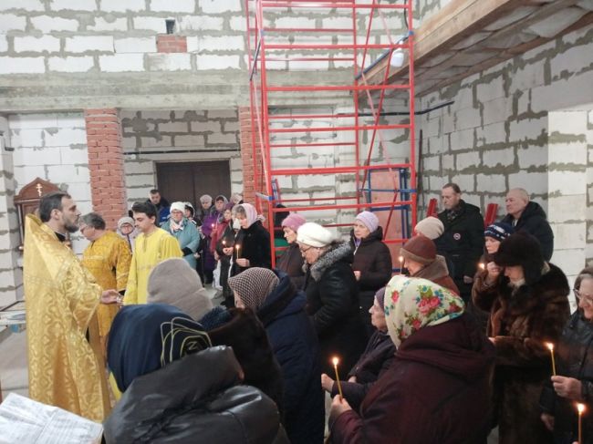 Накануне престольного праздника в Краснопольском храме состоялся молебен о здравии близких и упокоении ушедших Накануне престольного праздника в Краснопольском храме состоялся молебен о здравии близких и упокоении ушедших