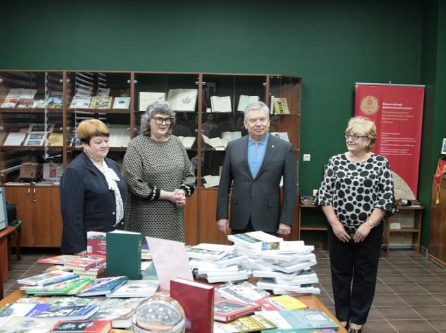 Николай Воробьев передал книги в библиотеки региона