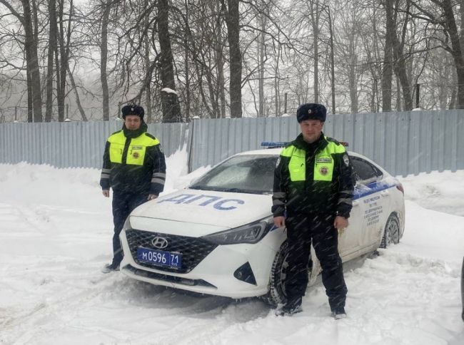 Тульские госавтоинспекторы помогают автомобилистам выкарабкаться из снежного плена