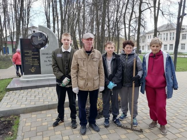 В сквере Памяти участников ликвидации последствий аварии на Чернобыльской АЭС наводили порядок их внуки