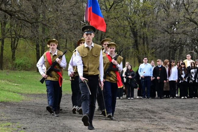 Торжественный митинг, посвященный военно-патриотическому марафону «Равнение на знамя Победы» прошел в Карачевском лесу