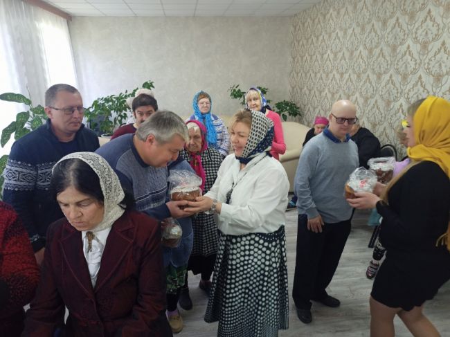 Пасхальные куличи получили в подарок от областного депутата