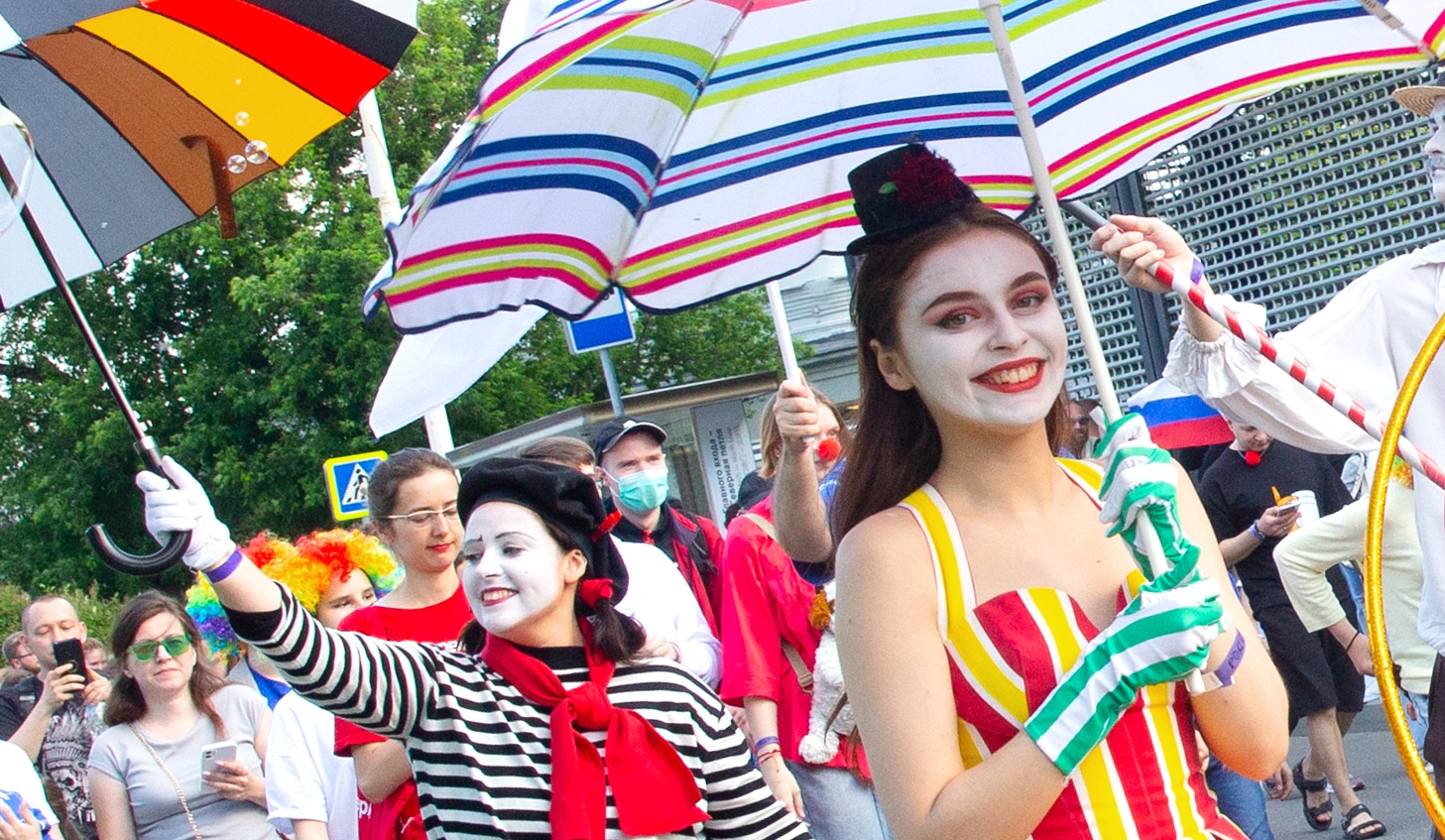 Более 1000 человек стали участниками циркового шествия на Выставке «Россия»