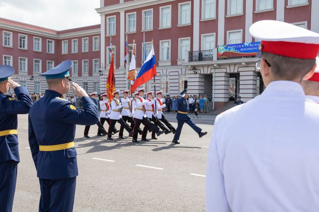 Выпускникам Тульского суворовского военного училища вручили аттестаты
