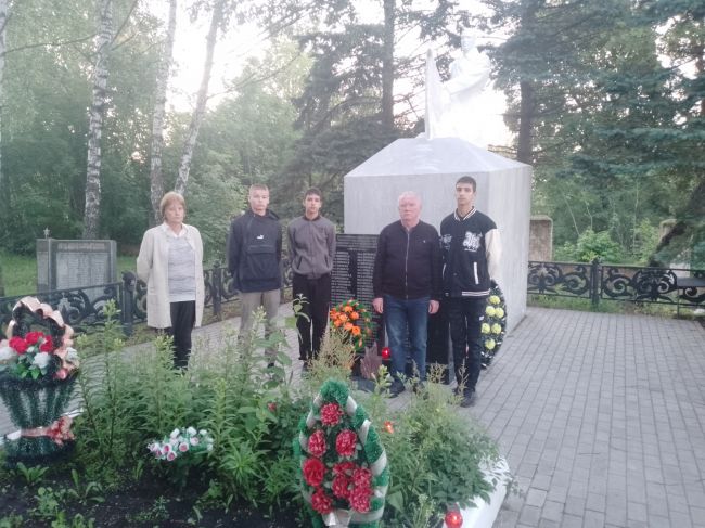 Краснопольцы почтили память павших героев