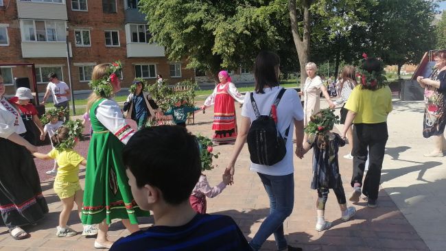 Накануне Троицы кимовчан пригласили на праздник русской березки