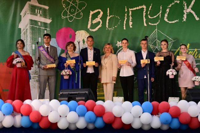 В Кимовске на выпускной церемонии впервые вручили премии «Выпускник года»