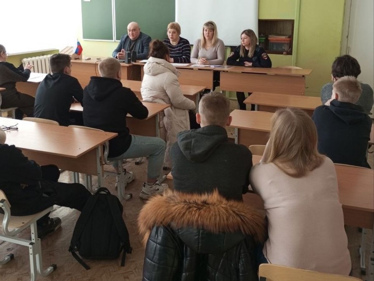 Совет профилактики Епифанской школы обсудил актуальные вопросы Совет профилактики Епифанской школы обсудил актуальные вопросы