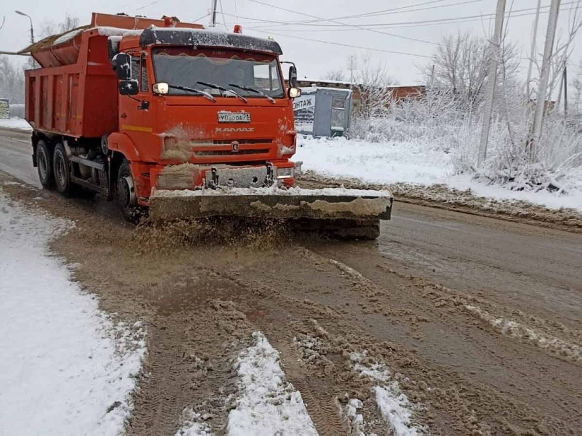 Мартовский снегопад заставил вывести на улицы и дороги снегоуборочную технику