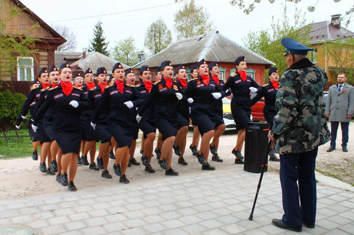 В Туле проходит акция «Парад у дома Ветерана» В Туле проходит акция «Парад у дома Ветерана»