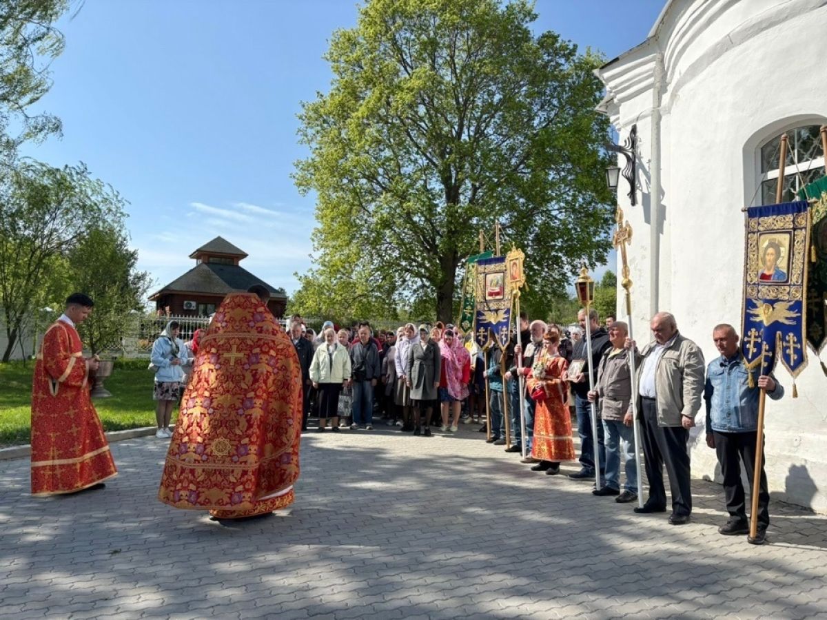Всем женщинам в Себинском храме  подарили цветы