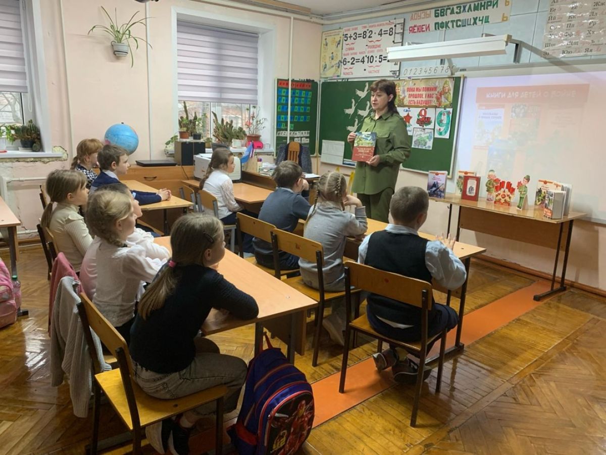 Дудкинских школьников познакомили с книгами о войне и наградами фронтовиков Дудкинских школьников познакомили с книгами о войне и наградами фронтовиков