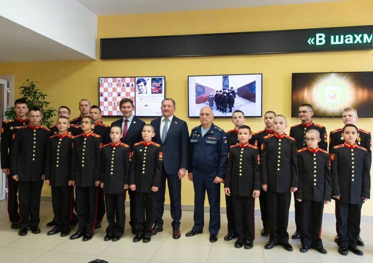 Сенаторы Михаил Борщев и Сергей Карякин провели шахматный турнир с тульскими суворовцами Сенаторы Михаил Борщев и Сергей Карякин провели шахматный турнир с тульскими суворовцами