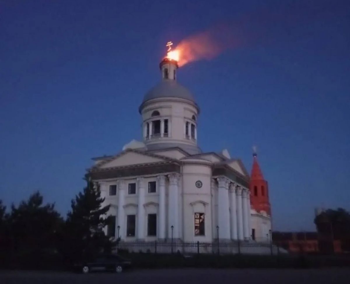 БПЛА попал в Никольский собор в поселке Епифань.