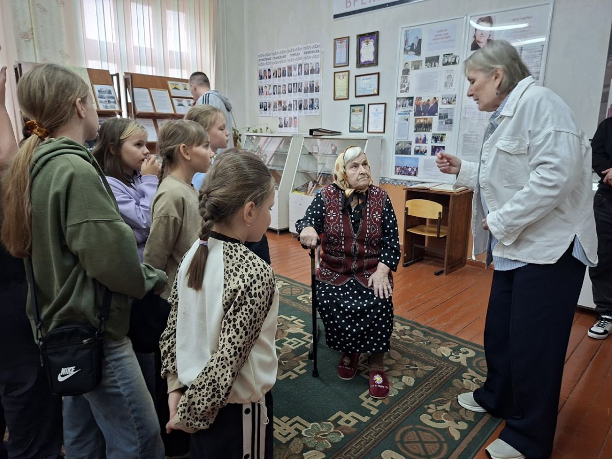 Педагога-ветерана познакомили с экспозициями школьного музея