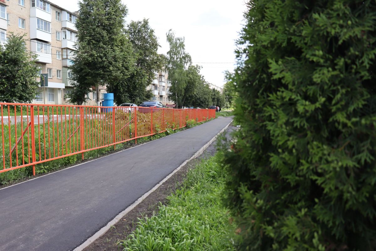 Работы по асфальтированию тротуаров и благоустройству дворовых территорий продолжаются Работы по асфальтированию тротуаров и благоустройству дворовых территорий продолжаются