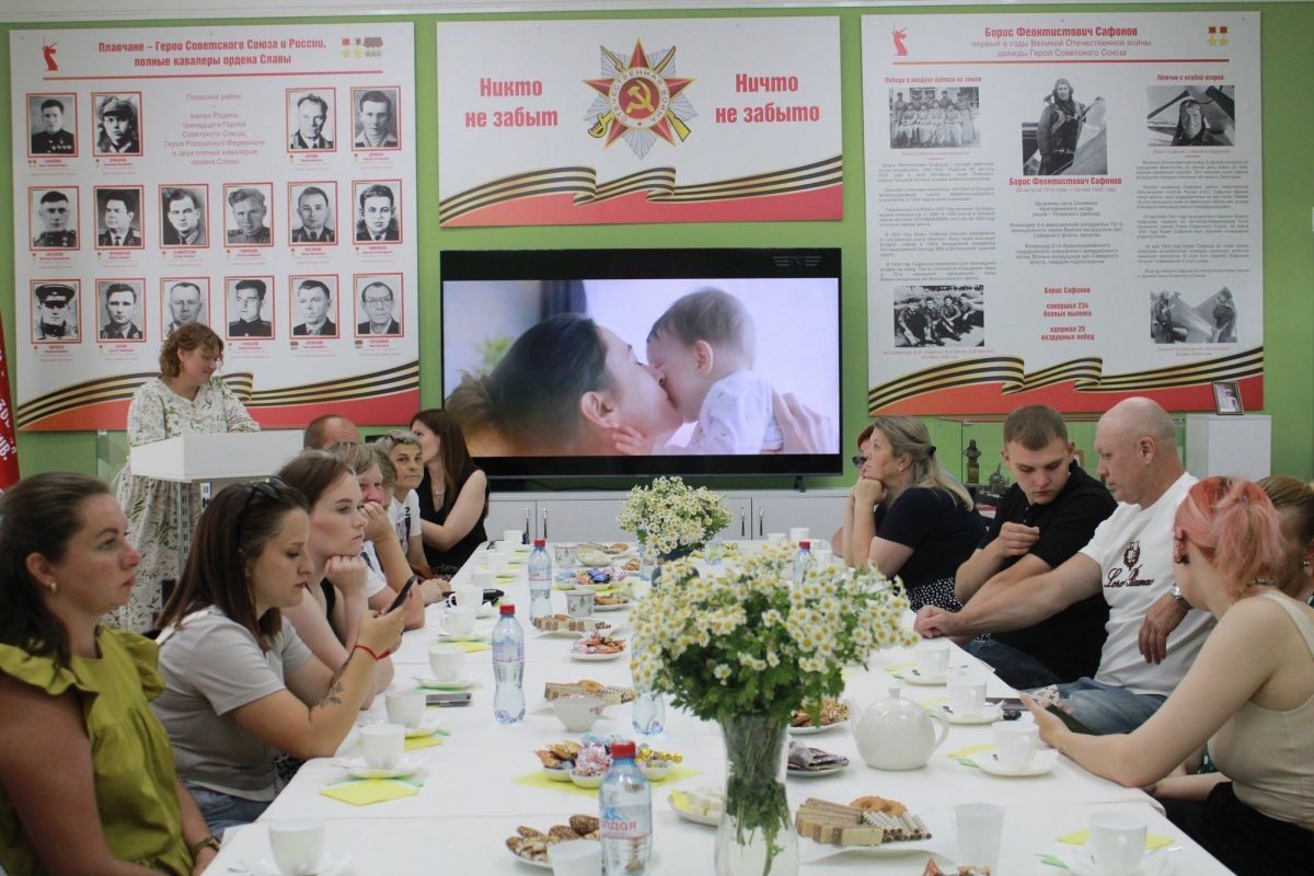 В Плавске состоялся «круглый стол» «Крепкая семья – сильная Россия» В Плавске состоялся «круглый стол» «Крепкая семья – сильная Россия»