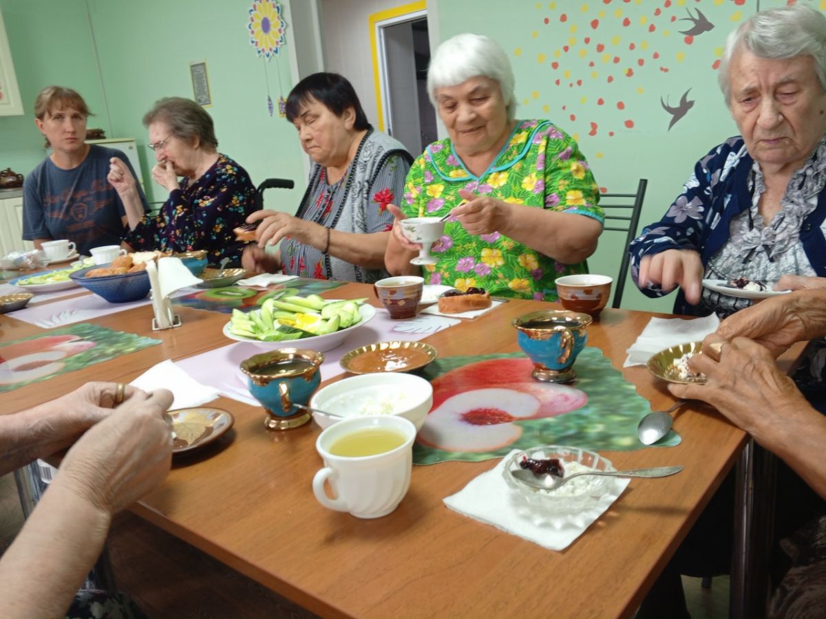 Епифанцев пригасили на посиделки с трапезой