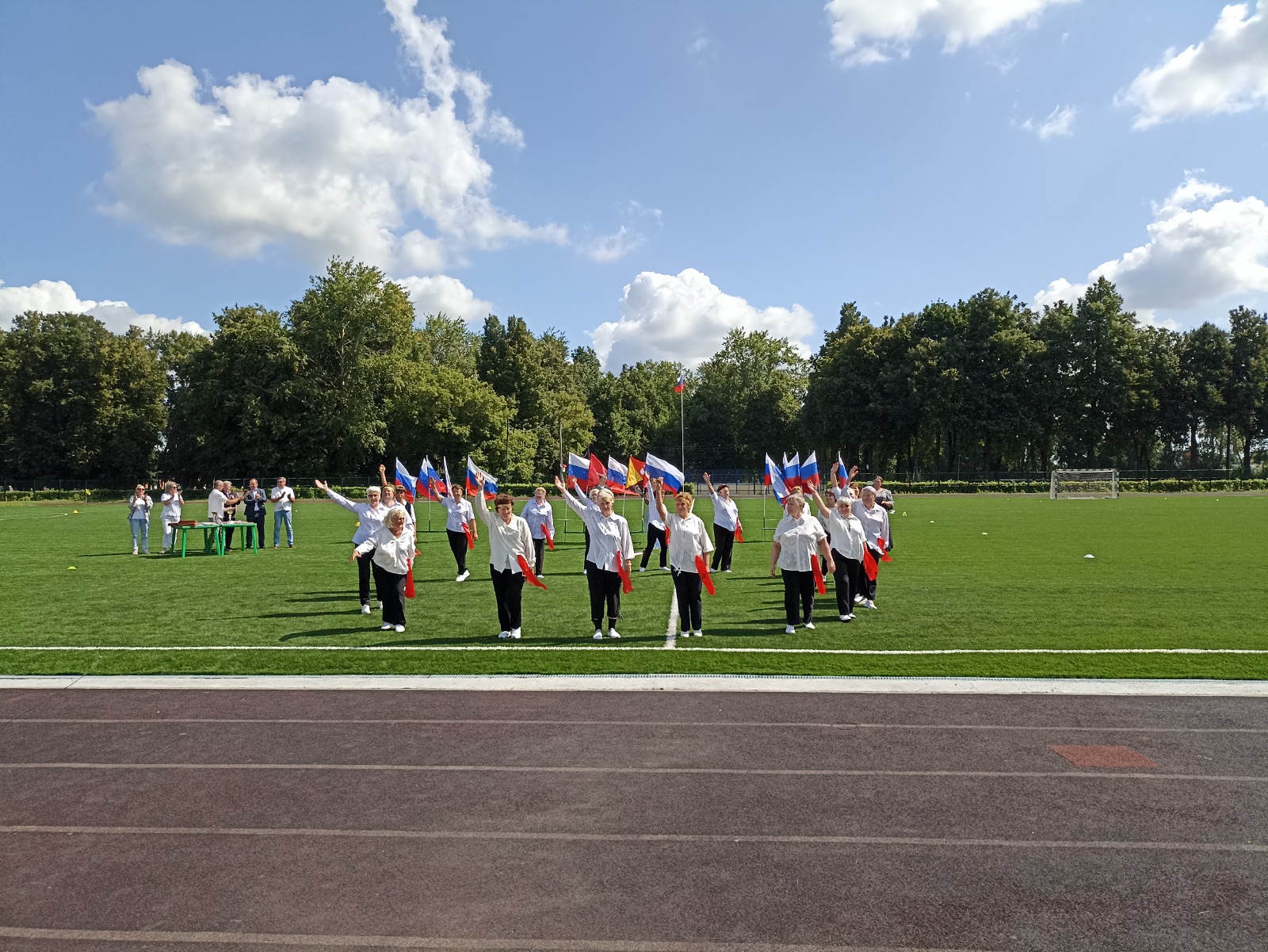 На стадионе вручали награды и демонстрировали достижения