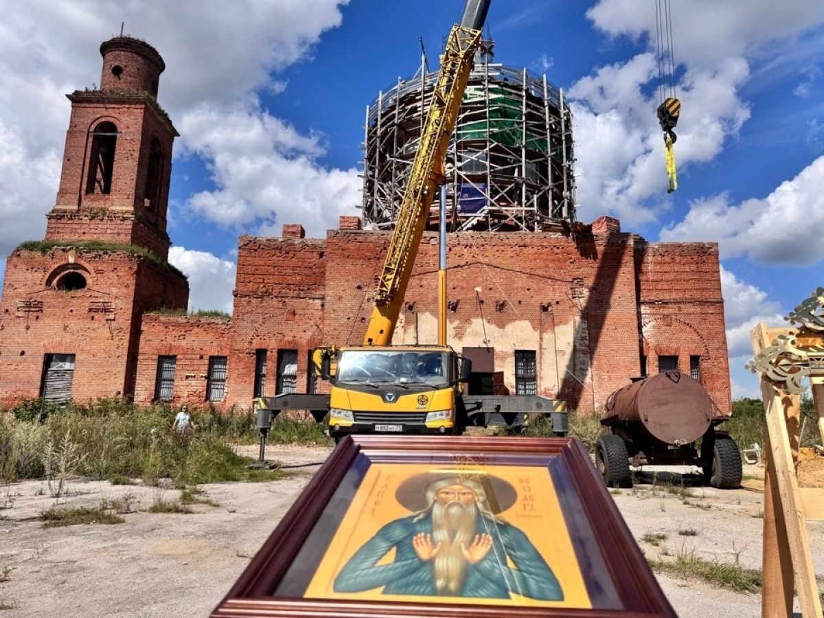 В Суханово освятили крест и купол храма