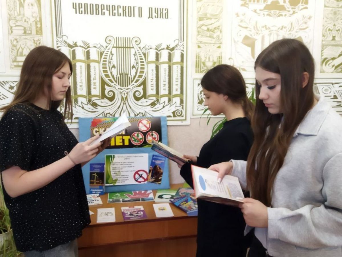 Читатели городской библиотеки присоединились к общероссийской акции «Призывник-защитник» Читатели городской библиотеки присоединились к общероссийской акции «Призывник-защитник»