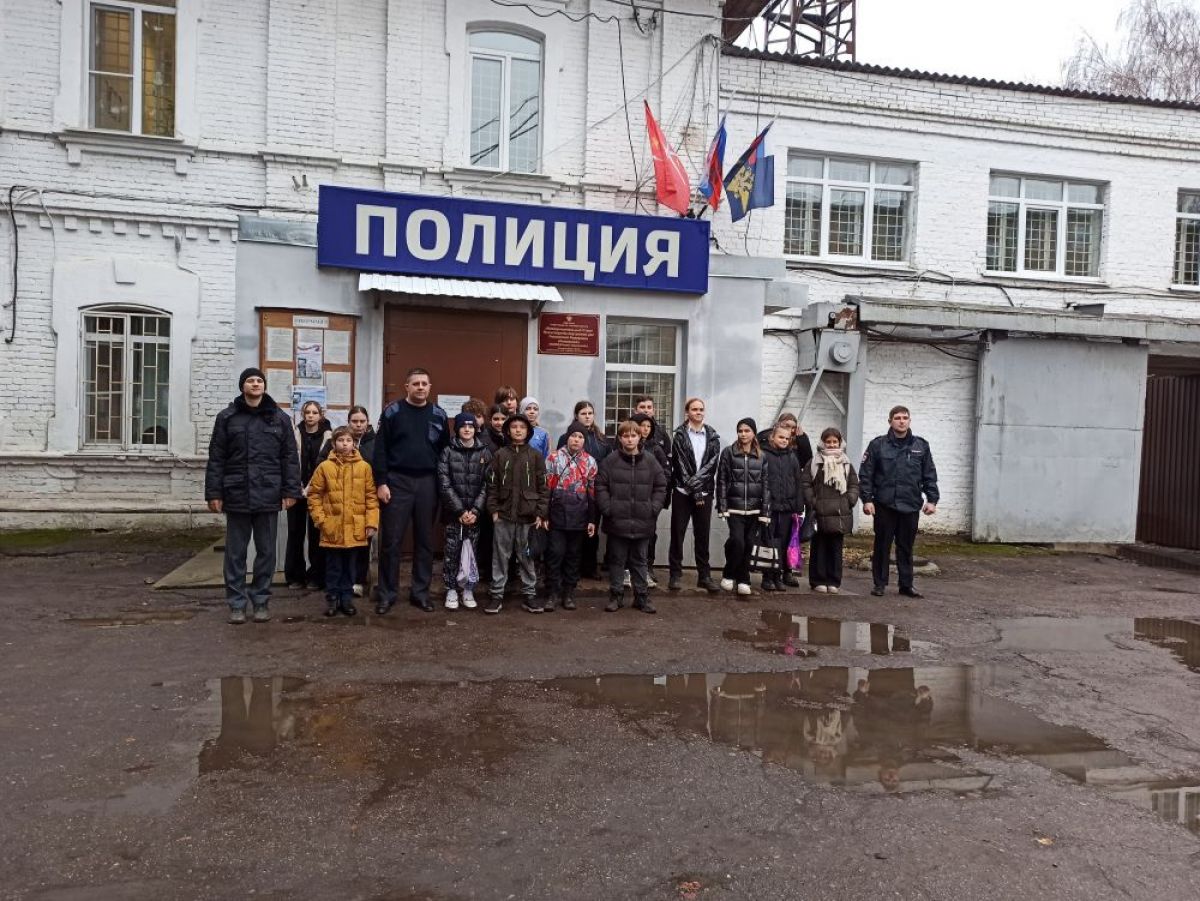 На экскурсию в полицию отправились воспитанники Кимовской школы На экскурсию в полицию отправились воспитанники Кимовской школы