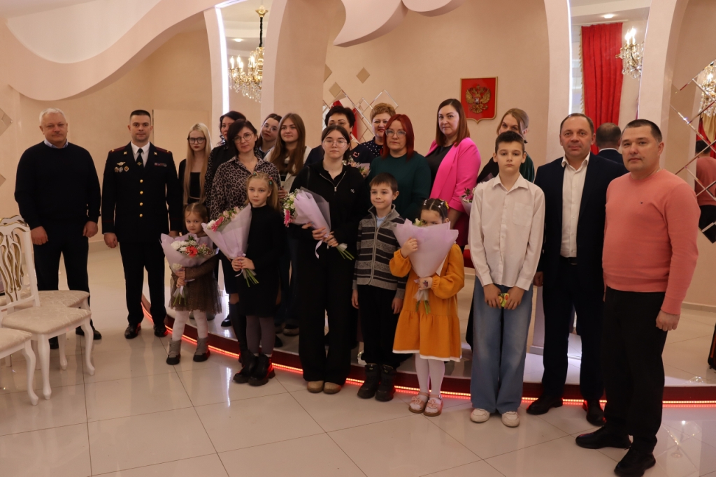 «Любовью матери весь мир согрет» «Любовью матери весь мир согрет»