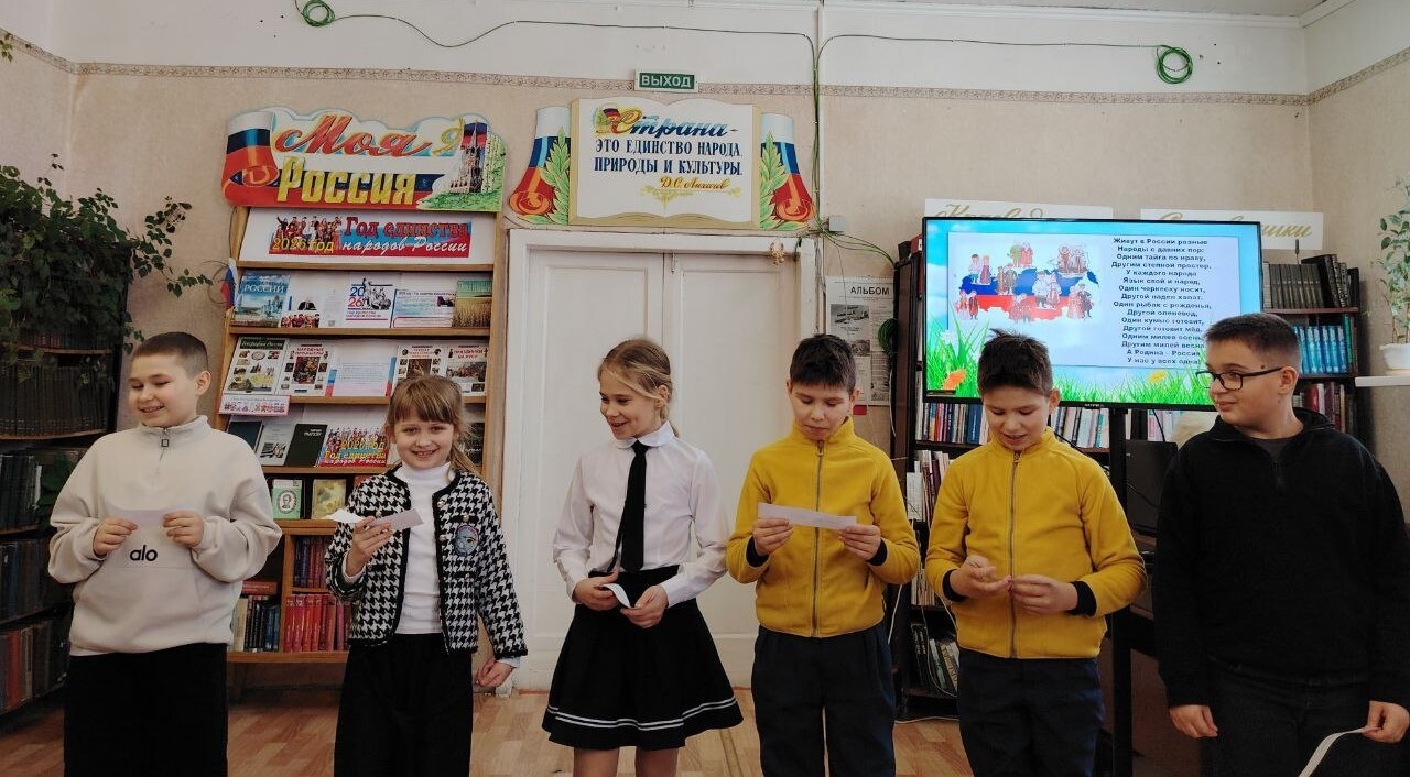 Юным кимовчанам рассказали о головных уборах, инструментах и особенностях обрядов народов России Юным кимовчанам рассказали о головных уборах, инструментах и особенностях обрядов народов России