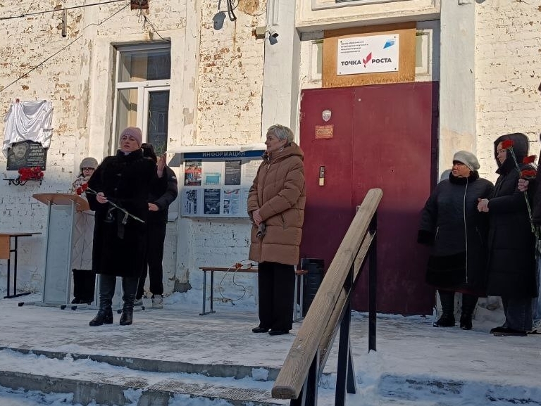 В школе увековечили память героического выпускника В школе увековечили память героического выпускника