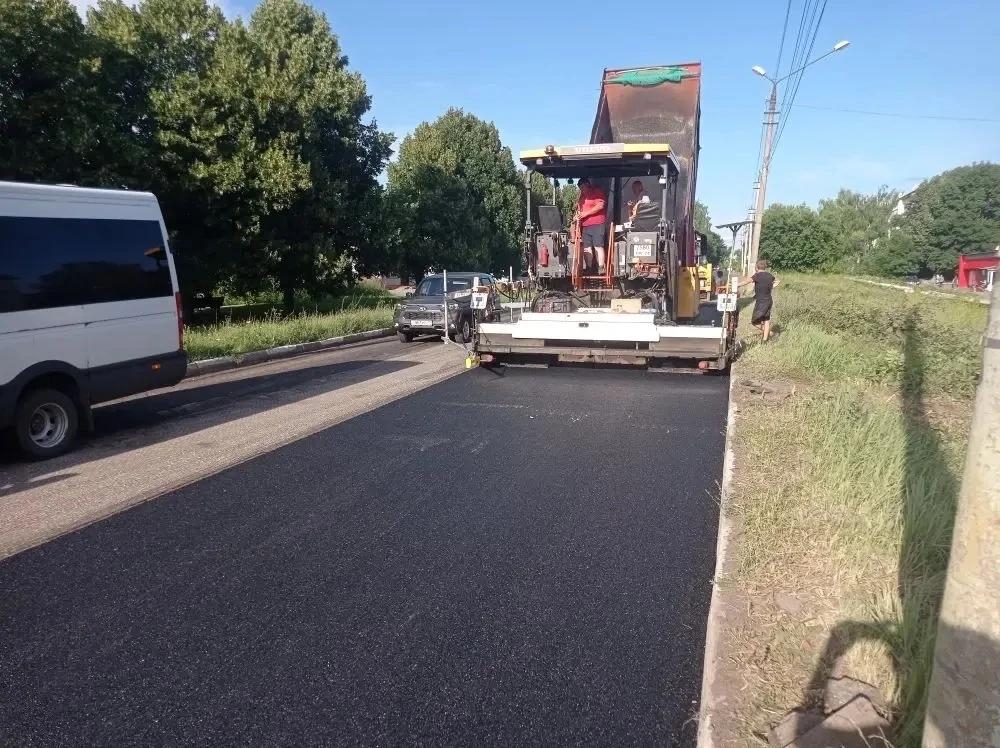 На Коммунистической кладут асфальт